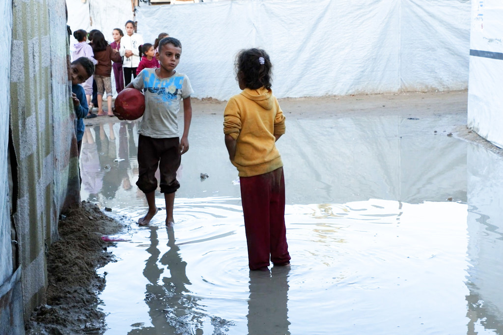 Muchas familias palestinas viven en refugios mal equipados y muy vulnerables a las inundaciones, lo que las expone inevitablemente a condiciones climáticas adversas y tormentosas.